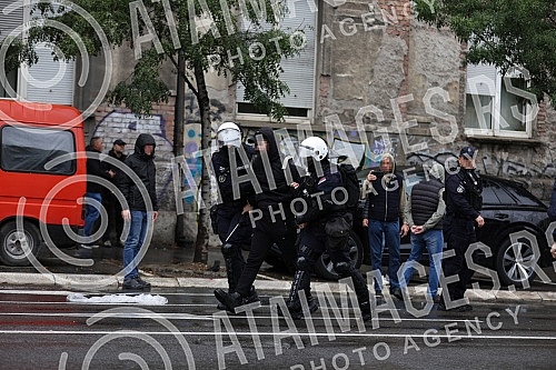 The police blocked the opponents of Europride in the central city streets, and some of them were detained.Policija je blokirala protivnike Europrajda u centralnim gradskim ulicama, a neki od njih su i privedeni.