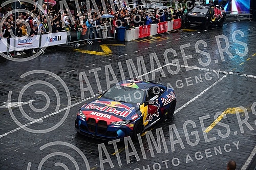 As part of the Redbull Show Run event, David Coulthard in the RB7 F1 car, the Drift Brothers in their BMW Drift cars and Arunas Aras Gibieza on a stunt motorcycle drove through the streets of Belgrade.U okviru Redbull Show Run dogadjaja beogradskim