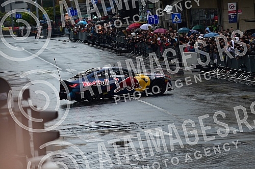 As part of the Redbull Show Run event, David Coulthard in the RB7 F1 car, the Drift Brothers in their BMW Drift cars and Arunas Aras Gibieza on a stunt motorcycle drove through the streets of Belgrade.U okviru Redbull Show Run dogadjaja beogradskim