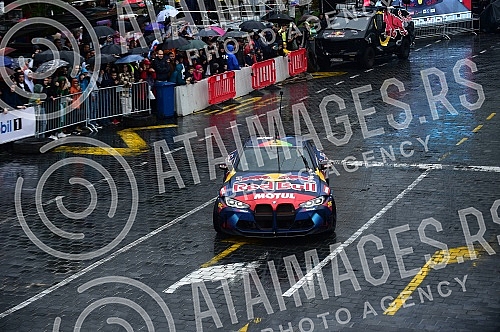 As part of the Redbull Show Run event, David Coulthard in the RB7 F1 car, the Drift Brothers in their BMW Drift cars and Arunas Aras Gibieza on a stunt motorcycle drove through the streets of Belgrade.U okviru Redbull Show Run dogadjaja beogradskim