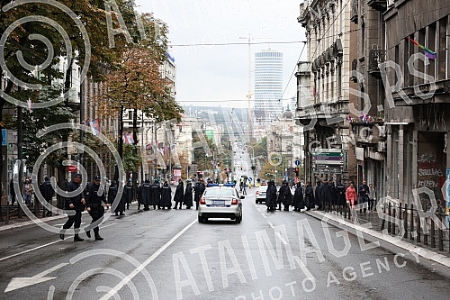 The police blocked the city center on the eve of the announced gathering of Europride participants who announced a walk despite the ban, and there are also opponents of Europride. Policija je blokirala centra grada uoci najavljenog okupljanja ucesn