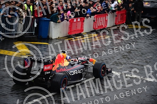 As part of the Redbull Show Run event, David Coulthard in the RB7 F1 car, the Drift Brothers in their BMW Drift cars and Arunas Aras Gibieza on a stunt motorcycle drove through the streets of Belgrade.U okviru Redbull Show Run dogadjaja beogradskim