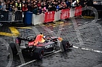 As part of the Redbull Show Run event, David Coulthard in the RB7 F1 car, the Drift Brothers in their BMW Drift cars and Arunas Aras Gibieza on a stunt motorcycle drove through the streets of Belgrade.U okviru Redbull Show Run dogadjaja beogradskim