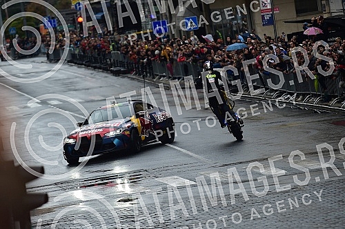 As part of the Redbull Show Run event, David Coulthard in the RB7 F1 car, the Drift Brothers in their BMW Drift cars and Arunas Aras Gibieza on a stunt motorcycle drove through the streets of Belgrade.U okviru Redbull Show Run dogadjaja beogradskim