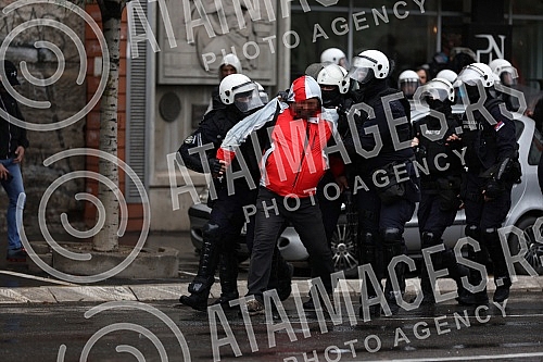 The police blocked the opponents of Europride in the central city streets, and some of them were detained.Policija je blokirala protivnike Europrajda u centralnim gradskim ulicama, a neki od njih su i privedeni.