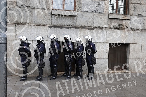 The police blocked the city center on the eve of the announced gathering of Europride participants who announced a walk despite the ban, and there are also opponents of Europride. Policija je blokirala centra grada uoci najavljenog okupljanja ucesn