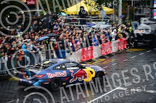 As part of the Redbull Show Run event, David Coulthard in the RB7 F1 car, the Drift Brothers in their BMW Drift cars and Arunas Aras Gibieza on a stunt motorcycle drove through the streets of Belgrade.U okviru Redbull Show Run dogadjaja beogradskim