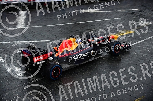 As part of the Redbull Show Run event, David Coulthard in the RB7 F1 car, the Drift Brothers in their BMW Drift cars and Arunas Aras Gibieza on a stunt motorcycle drove through the streets of Belgrade.U okviru Redbull Show Run dogadjaja beogradskim