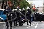 The police blocked the opponents of Europride in the central city streets, and some of them were detained.Policija je blokirala protivnike Europrajda u centralnim gradskim ulicama, a neki od njih su i privedeni.