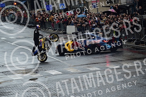 As part of the Redbull Show Run event, David Coulthard in the RB7 F1 car, the Drift Brothers in their BMW Drift cars and Arunas Aras Gibieza on a stunt motorcycle drove through the streets of Belgrade.U okviru Redbull Show Run dogadjaja beogradskim