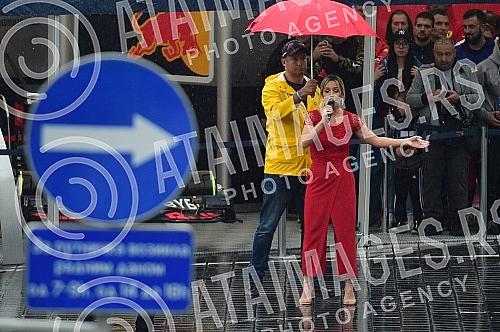 As part of the Redbull Show Run event, David Coulthard in the RB7 F1 car, the Drift Brothers in their BMW Drift cars and Arunas Aras Gibieza on a stunt motorcycle drove through the streets of Belgrade.U okviru Redbull Show Run dogadjaja beogradskim