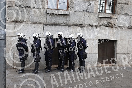 The police blocked the city center on the eve of the announced gathering of Europride participants who announced a walk despite the ban, and there are also opponents of Europride. Policija je blokirala centra grada uoci najavljenog okupljanja ucesn