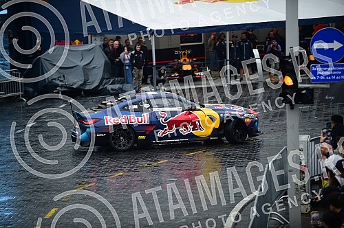 As part of the Redbull Show Run event, David Coulthard in the RB7 F1 car, the Drift Brothers in their BMW Drift cars and Arunas Aras Gibieza on a stunt motorcycle drove through the streets of Belgrade.U okviru Redbull Show Run dogadjaja beogradskim