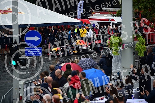As part of the Redbull Show Run event, David Coulthard in the RB7 F1 car, the Drift Brothers in their BMW Drift cars and Arunas Aras Gibieza on a stunt motorcycle drove through the streets of Belgrade.U okviru Redbull Show Run dogadjaja beogradskim