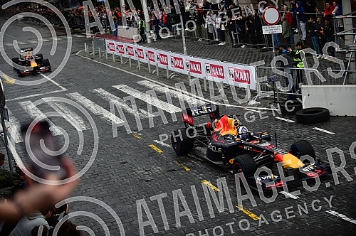 As part of the Redbull Show Run event, David Coulthard in the RB7 F1 car, the Drift Brothers in their BMW Drift cars and Arunas Aras Gibieza on a stunt motorcycle drove through the streets of Belgrade.U okviru Redbull Show Run dogadjaja beogradskim