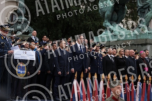 The ceremony for the promotion of the youngest officers of the Serbian Armed Forces was held in front of the House of the National Assembly of the Republic of Serbia.Svecanost povodom promocije najmladjih oficira Vojske Srbije odrzana je ispred Dom