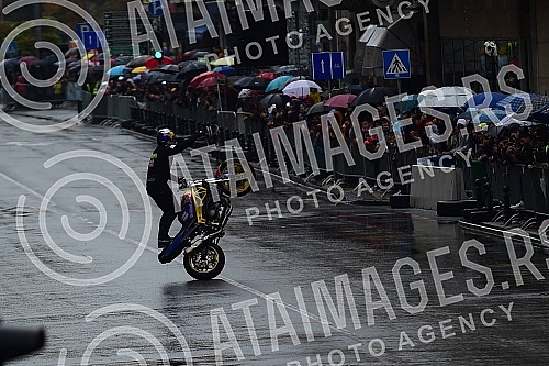 As part of the Redbull Show Run event, David Coulthard in the RB7 F1 car, the Drift Brothers in their BMW Drift cars and Arunas Aras Gibieza on a stunt motorcycle drove through the streets of Belgrade.U okviru Redbull Show Run dogadjaja beogradskim