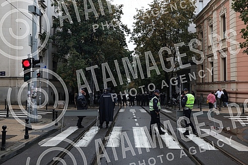 The police blocked the city center on the eve of the announced gathering of Europride participants who announced a walk despite the ban, and there are also opponents of Europride. Policija je blokirala centra grada uoci najavljenog okupljanja ucesn