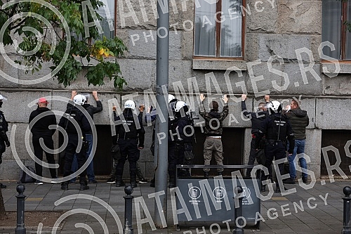 The police blocked the opponents of Europride in the central city streets, and some of them were detained.Policija je blokirala protivnike Europrajda u centralnim gradskim ulicama, a neki od njih su i privedeni.