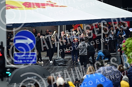As part of the Redbull Show Run event, David Coulthard in the RB7 F1 car, the Drift Brothers in their BMW Drift cars and Arunas Aras Gibieza on a stunt motorcycle drove through the streets of Belgrade.U okviru Redbull Show Run dogadjaja beogradskim