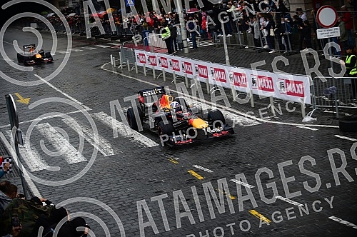 As part of the Redbull Show Run event, David Coulthard in the RB7 F1 car, the Drift Brothers in their BMW Drift cars and Arunas Aras Gibieza on a stunt motorcycle drove through the streets of Belgrade.U okviru Redbull Show Run dogadjaja beogradskim