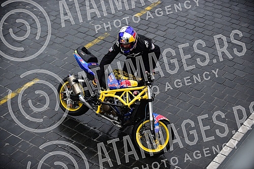 As part of the Redbull Show Run event, David Coulthard in the RB7 F1 car, the Drift Brothers in their BMW Drift cars and Arunas Aras Gibieza on a stunt motorcycle drove through the streets of Belgrade.U okviru Redbull Show Run dogadjaja beogradskim