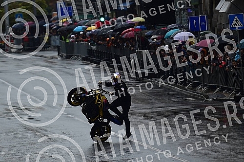 As part of the Redbull Show Run event, David Coulthard in the RB7 F1 car, the Drift Brothers in their BMW Drift cars and Arunas Aras Gibieza on a stunt motorcycle drove through the streets of Belgrade.U okviru Redbull Show Run dogadjaja beogradskim