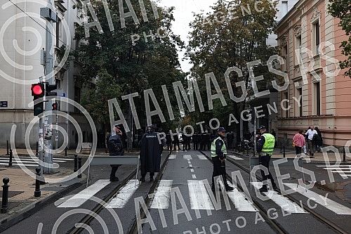 The police blocked the city center on the eve of the announced gathering of Europride participants who announced a walk despite the ban, and there are also opponents of Europride. Policija je blokirala centra grada uoci najavljenog okupljanja ucesn