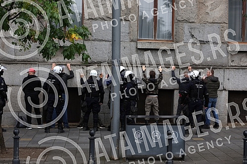 The police blocked the opponents of Europride in the central city streets, and some of them were detained.Policija je blokirala protivnike Europrajda u centralnim gradskim ulicama, a neki od njih su i privedeni.