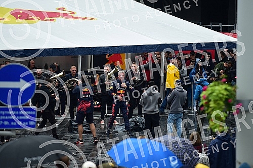 As part of the Redbull Show Run event, David Coulthard in the RB7 F1 car, the Drift Brothers in their BMW Drift cars and Arunas Aras Gibieza on a stunt motorcycle drove through the streets of Belgrade.U okviru Redbull Show Run dogadjaja beogradskim