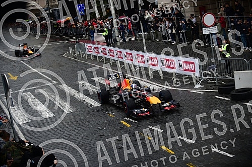 As part of the Redbull Show Run event, David Coulthard in the RB7 F1 car, the Drift Brothers in their BMW Drift cars and Arunas Aras Gibieza on a stunt motorcycle drove through the streets of Belgrade.U okviru Redbull Show Run dogadjaja beogradskim