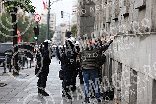 The police blocked the opponents of Europride in the central city streets, and some of them were detained.Policija je blokirala protivnike Europrajda u centralnim gradskim ulicama, a neki od njih su i privedeni.