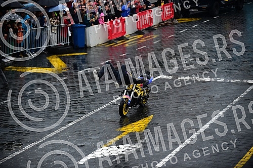 As part of the Redbull Show Run event, David Coulthard in the RB7 F1 car, the Drift Brothers in their BMW Drift cars and Arunas Aras Gibieza on a stunt motorcycle drove through the streets of Belgrade.U okviru Redbull Show Run dogadjaja beogradskim