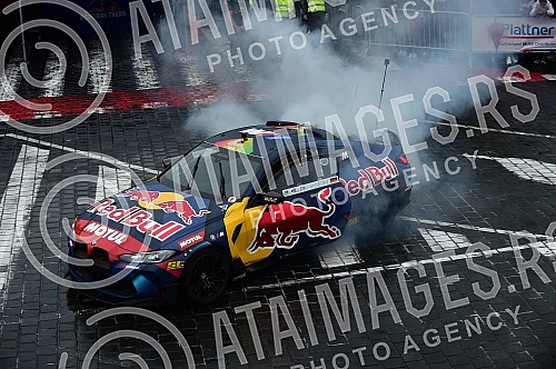 As part of the Redbull Show Run event, David Coulthard in the RB7 F1 car, the Drift Brothers in their BMW Drift cars and Arunas Aras Gibieza on a stunt motorcycle drove through the streets of Belgrade.U okviru Redbull Show Run dogadjaja beogradskim