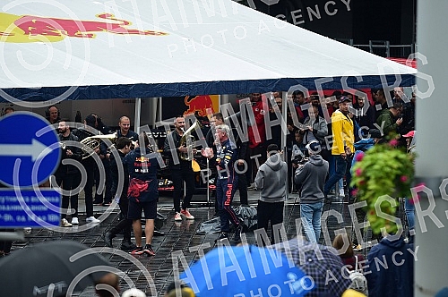 As part of the Redbull Show Run event, David Coulthard in the RB7 F1 car, the Drift Brothers in their BMW Drift cars and Arunas Aras Gibieza on a stunt motorcycle drove through the streets of Belgrade.U okviru Redbull Show Run dogadjaja beogradskim