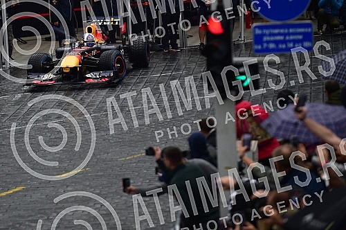 As part of the Redbull Show Run event, David Coulthard in the RB7 F1 car, the Drift Brothers in their BMW Drift cars and Arunas Aras Gibieza on a stunt motorcycle drove through the streets of Belgrade.U okviru Redbull Show Run dogadjaja beogradskim