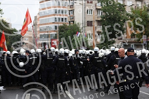 The police blocked the opponents of Europride in the central city streets, and some of them were detained.Policija je blokirala protivnike Europrajda u centralnim gradskim ulicama, a neki od njih su i privedeni.