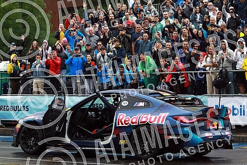 As part of the Redbull Show Run event, David Coulthard in the RB7 F1 car, the Drift Brothers in their BMW Drift cars and Arunas Aras Gibieza on a stunt motorcycle drove through the streets of Belgrade.U okviru Redbull Show Run dogadjaja beogradskim