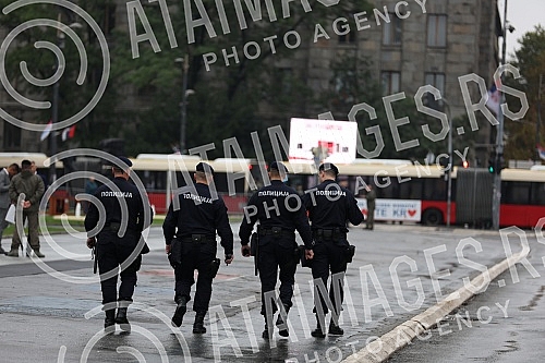 The ceremony for the promotion of the youngest officers of the Serbian Armed Forces was held in front of the House of the National Assembly of the Republic of Serbia.Svecanost povodom promocije najmladjih oficira Vojske Srbije odrzana je ispred Dom