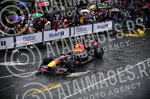 As part of the Redbull Show Run event, David Coulthard in the RB7 F1 car, the Drift Brothers in their BMW Drift cars and Arunas Aras Gibieza on a stunt motorcycle drove through the streets of Belgrade.U okviru Redbull Show Run dogadjaja beogradskim