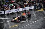 As part of the Redbull Show Run event, David Coulthard in the RB7 F1 car, the Drift Brothers in their BMW Drift cars and Arunas Aras Gibieza on a stunt motorcycle drove through the streets of Belgrade.U okviru Redbull Show Run dogadjaja beogradskim