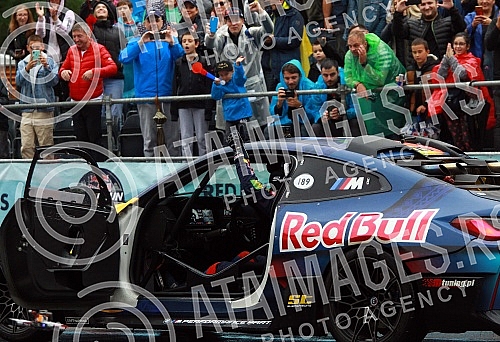 As part of the Redbull Show Run event, David Coulthard in the RB7 F1 car, the Drift Brothers in their BMW Drift cars and Arunas Aras Gibieza on a stunt motorcycle drove through the streets of Belgrade.U okviru Redbull Show Run dogadjaja beogradskim