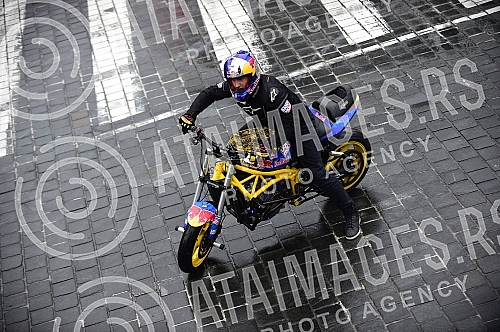 As part of the Redbull Show Run event, David Coulthard in the RB7 F1 car, the Drift Brothers in their BMW Drift cars and Arunas Aras Gibieza on a stunt motorcycle drove through the streets of Belgrade.U okviru Redbull Show Run dogadjaja beogradskim