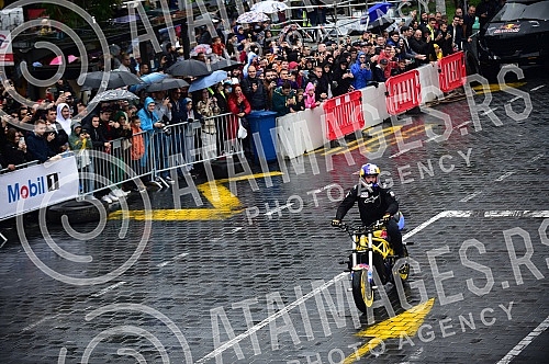 As part of the Redbull Show Run event, David Coulthard in the RB7 F1 car, the Drift Brothers in their BMW Drift cars and Arunas Aras Gibieza on a stunt motorcycle drove through the streets of Belgrade.U okviru Redbull Show Run dogadjaja beogradskim