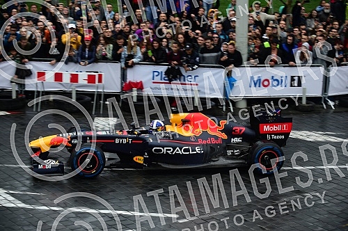 As part of the Redbull Show Run event, David Coulthard in the RB7 F1 car, the Drift Brothers in their BMW Drift cars and Arunas Aras Gibieza on a stunt motorcycle drove through the streets of Belgrade.U okviru Redbull Show Run dogadjaja beogradskim