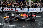 As part of the Redbull Show Run event, David Coulthard in the RB7 F1 car, the Drift Brothers in their BMW Drift cars and Arunas Aras Gibieza on a stunt motorcycle drove through the streets of Belgrade.U okviru Redbull Show Run dogadjaja beogradskim