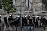 The police blocked the opponents of Europride in the central city streets, and some of them were detained.Policija je blokirala protivnike Europrajda u centralnim gradskim ulicama, a neki od njih su i privedeni.