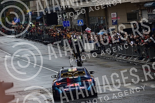 As part of the Redbull Show Run event, David Coulthard in the RB7 F1 car, the Drift Brothers in their BMW Drift cars and Arunas Aras Gibieza on a stunt motorcycle drove through the streets of Belgrade.U okviru Redbull Show Run dogadjaja beogradskim