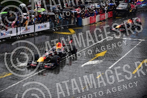 As part of the Redbull Show Run event, David Coulthard in the RB7 F1 car, the Drift Brothers in their BMW Drift cars and Arunas Aras Gibieza on a stunt motorcycle drove through the streets of Belgrade.U okviru Redbull Show Run dogadjaja beogradskim