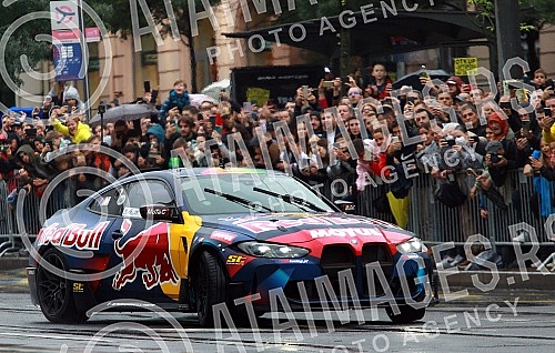 As part of the Redbull Show Run event, David Coulthard in the RB7 F1 car, the Drift Brothers in their BMW Drift cars and Arunas Aras Gibieza on a stunt motorcycle drove through the streets of Belgrade.U okviru Redbull Show Run dogadjaja beogradskim